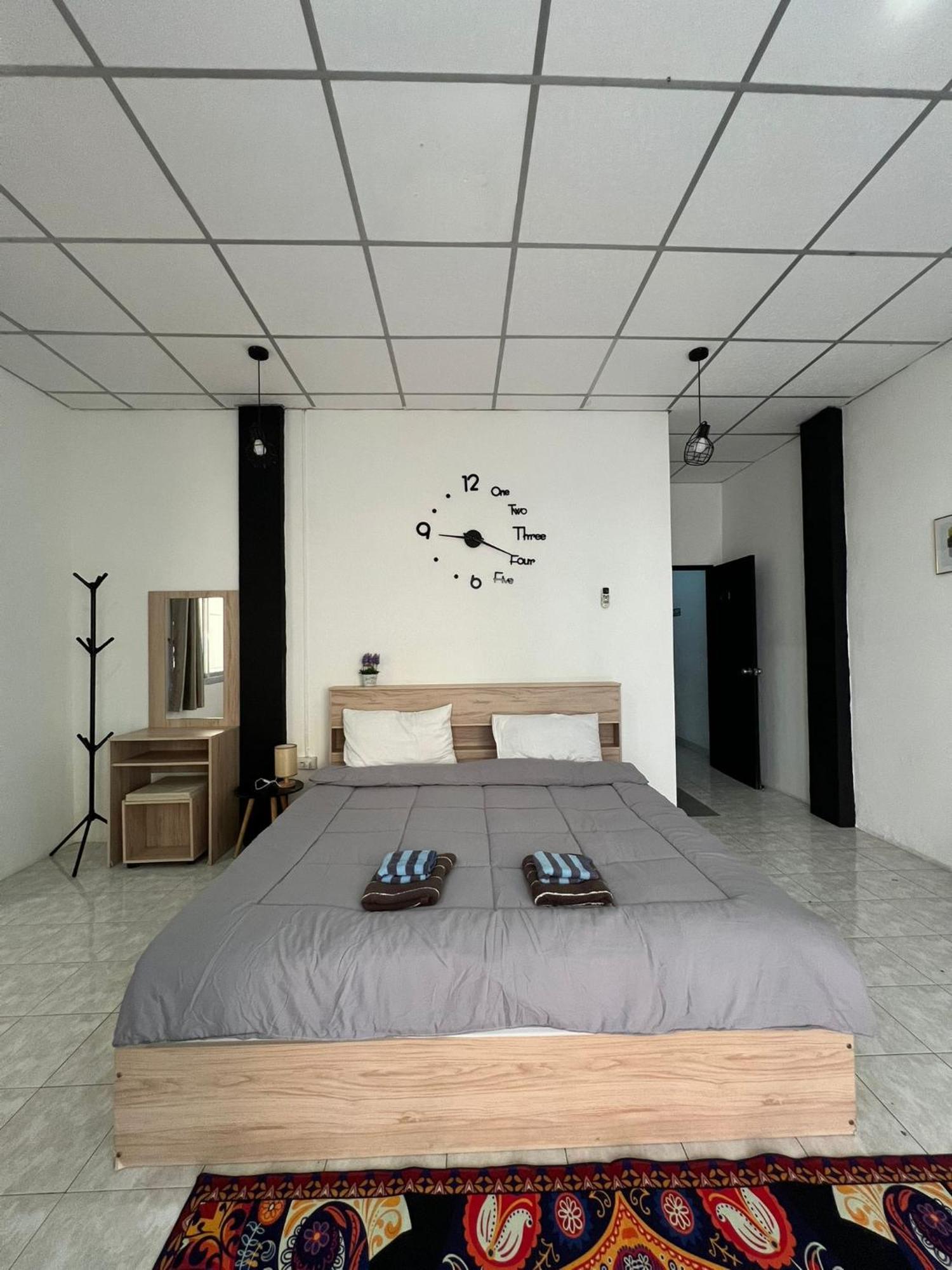 Lo Sfizio Hotel Patong Exterior photo